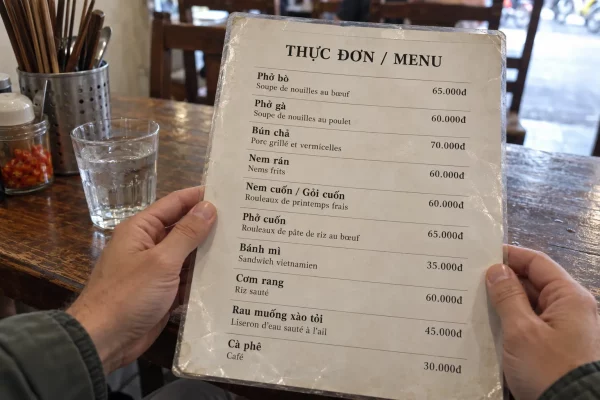 Sur la carte, les noms vietnamiens aident à distinguer les rouleaux frais des rouleaux frits.