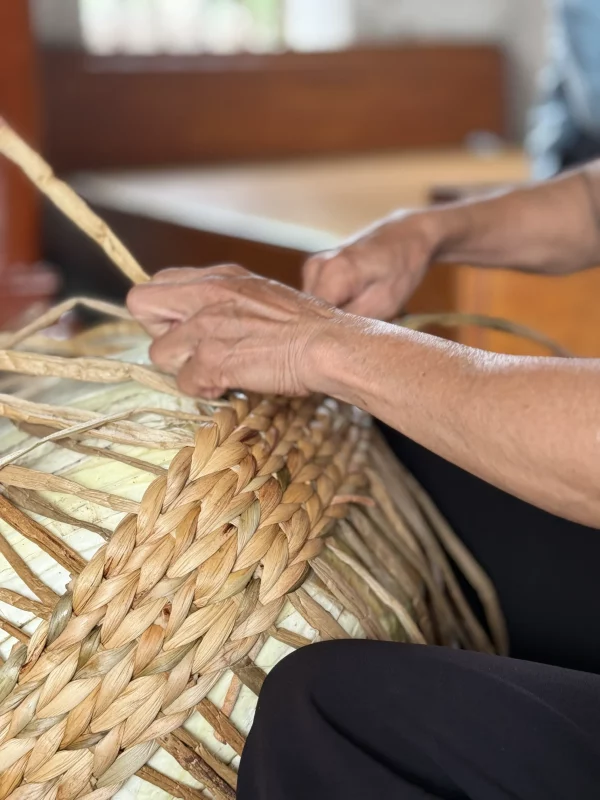Nattes, chapeaux et paniers : découverte des différentes étapes de fabrication artisanale.