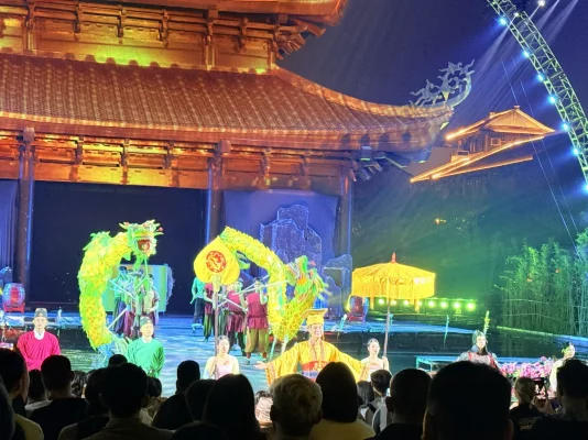 Une soirée au spectacle Anh hung co lau, sur la scène en plein air de Thuy Dinh, dans la vieille ville de Hoa Lu.