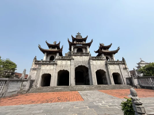La cathédrale de Phat Diem, entre influences chrétiennes et architecture traditionnelle vietnamienne.