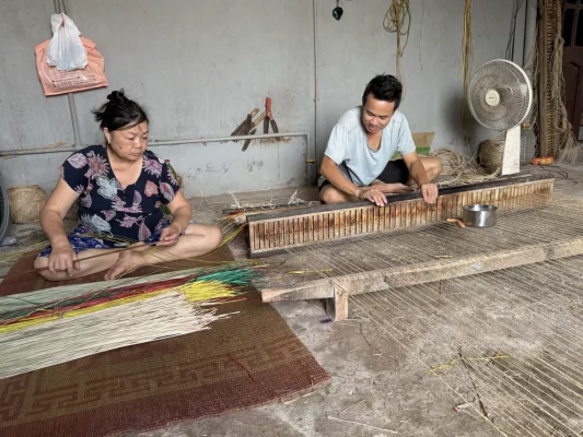 À Kim Son, rencontre avec les familles qui perpétuent le savoir-faire du travail du jonc.