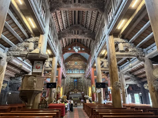 À l’intérieur de la cathédrale de Phat Diem.