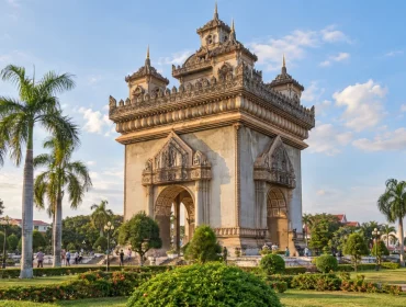 Le Patuxai, monument emblématique de Vientiane, au Laos.