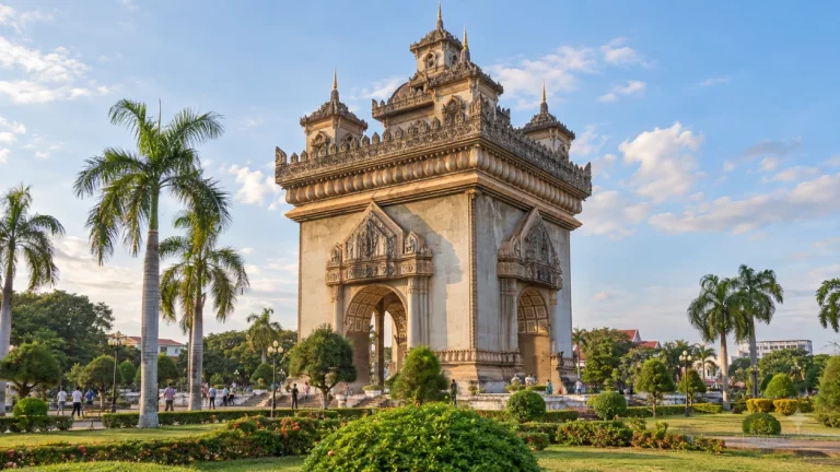 Le Patuxai, monument emblématique de Vientiane, au Laos.