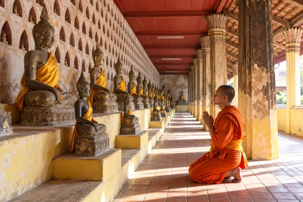 Les statues de Bouddha dans le cloître de Wat Sisaket à Vientiane