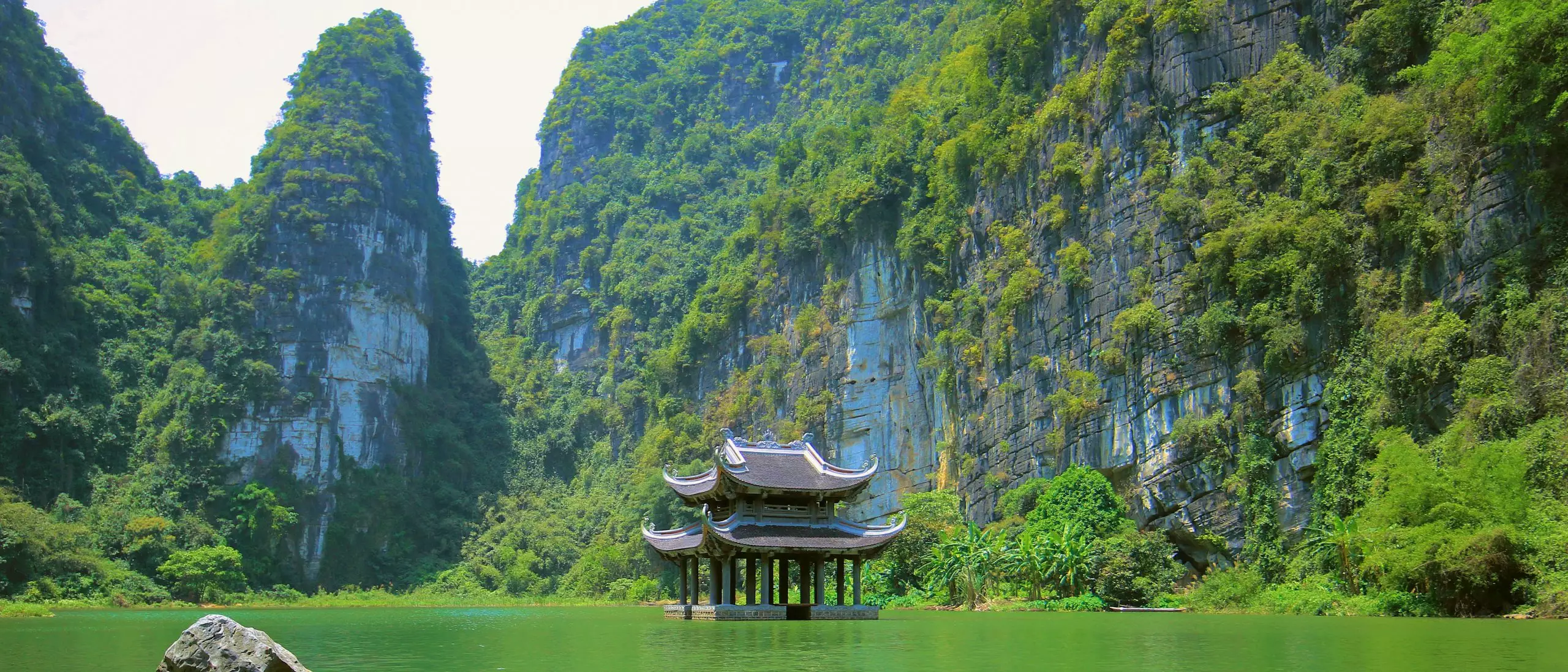 500px-photo-id-252990249-located-in-the-complex-of-trang-an-ninh-binh-vu-lam-archaeological-site-is-a-tourist-attraction-of-attraction-this-was-where-the-tran-emperors-set-up-camps-to-consolida